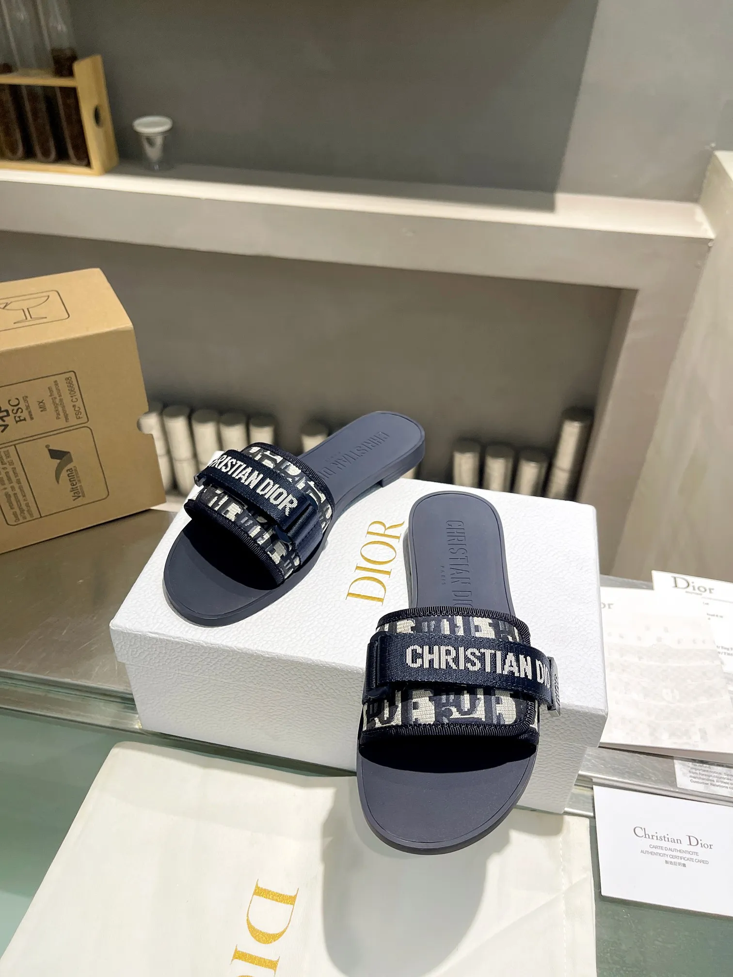 👟👟Ex-factory price 360👟👟 Dior 2024 latest series of Velcro buckle sandals and slippers, new colors! Perfect reproduction of the original version. The most popular color matching fabrics. Super layered. Original high-end molded T👟👟 ex-factory price U outsole (not ordinary rubber) is very comfortable and easy to walk. The upper materials are all original customized, 3D electric embroidery three-dimensional cloth surface. Very versatile. A must-have for lazy people in summer, sizes 35-39 (40 41 42 customized)